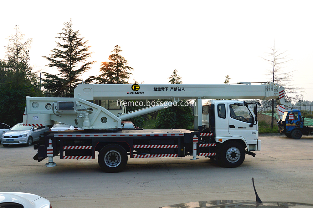 Five Outriggers Truck Crane On Trailer, High Quality Five Outriggers