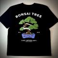 T-shirt dell&#39;icona per alberi da cartone animato maschile con colletto a coste