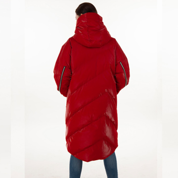 Modische rote Daunenjacke