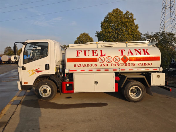 Efficient FAW 4x2 6m³ Oil Tanker for Petroleum Delivery