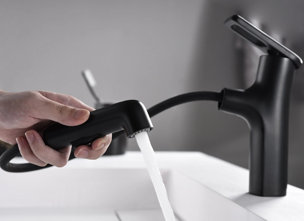 Pull-Out-Wasserhahn auf Badezimmer-Arbeitsplatte