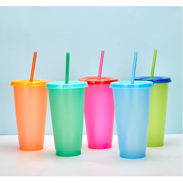 Portable color changing plastic water cup with straw