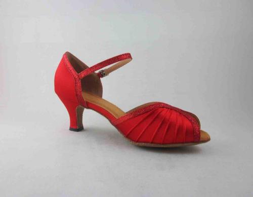 Zapatillas rojas de salsa satinada para damas.