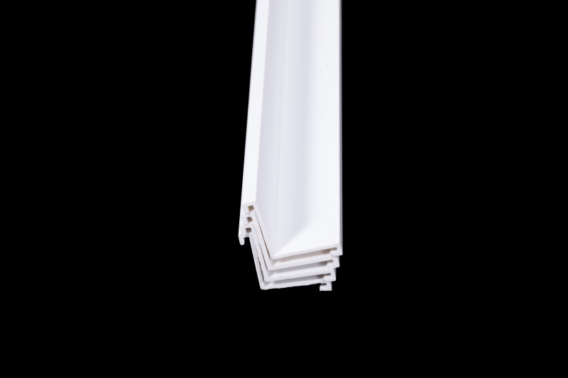 L-shaped plastic installation strip