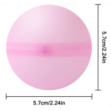 بالون الماء يلعب كرة دفقة