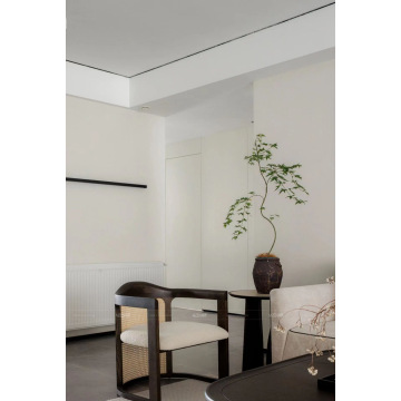 Silla de brazo de madera con ratán hacia atrás