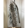 Cappotto in pelliccia sintetica con stampa leopardata