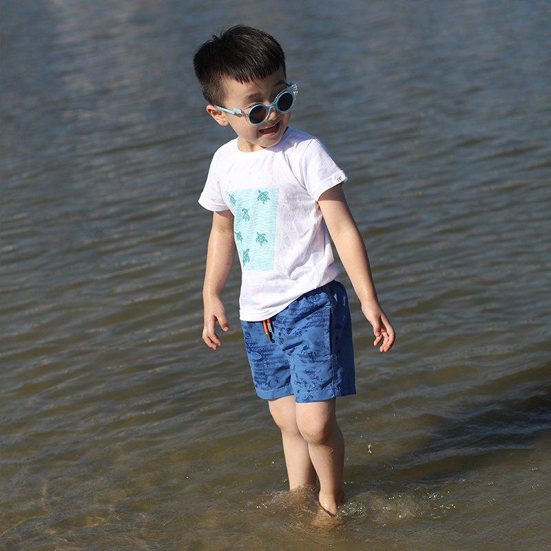 Wasserabweisende Kinder, die kurz schwimmen