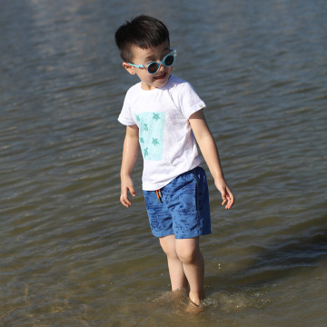 Wasserabweisende Kinder, die kurz schwimmen