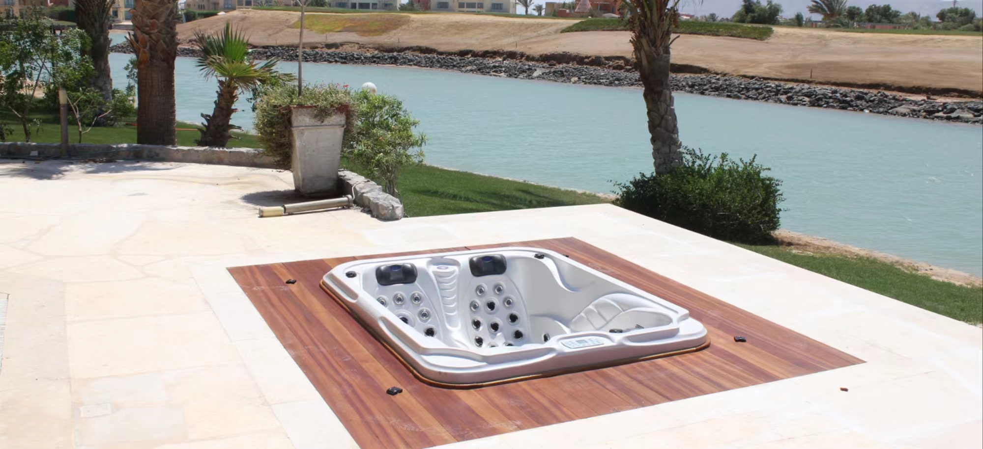 outdoor small hot tub