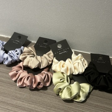 Στερεό χρωματικό μετάξι σατέν scrunchies μεσαίου μεγέθους δεσμούς μαλλιών