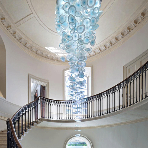 Grand lustre en cristal bleu attrayant hall