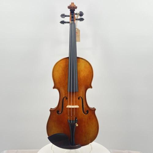 A fábrica vende violinos de madeira maciça de bordo artesanal 4/4