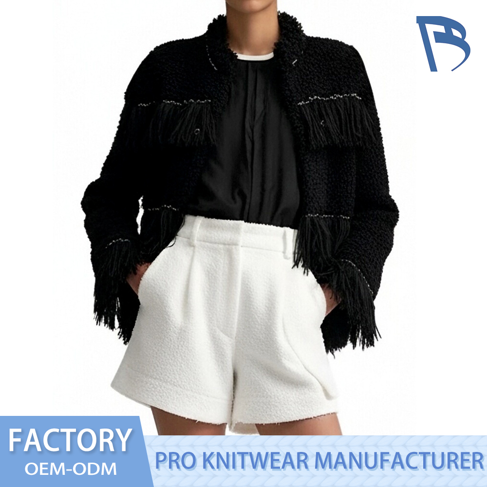 Cardigan pinggiran rajutan hitam dengan perincian yang bergaya