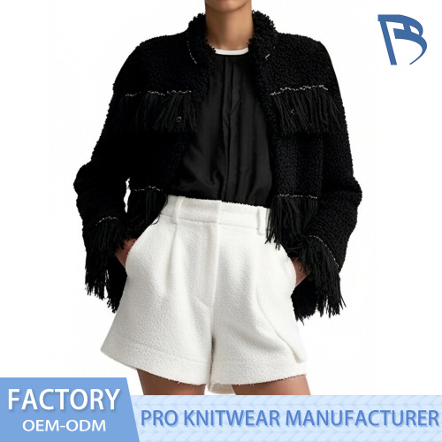 Cardigan pinggiran rajutan hitam dengan perincian yang bergaya