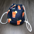 Pliez dans un sac serviette de sable moins polyester et serviette de plage en microfibre