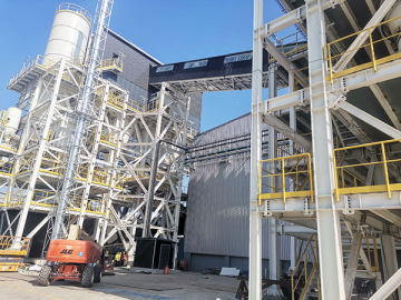 Steel maintenance platform for equipment