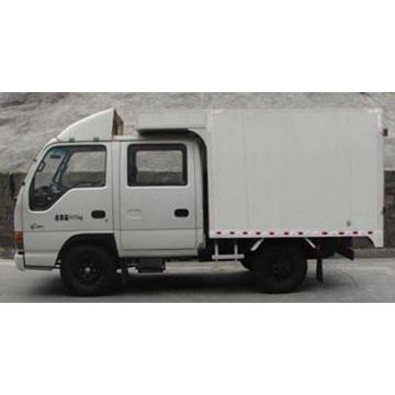 Camioneta ISUZU 100P con cabina doble