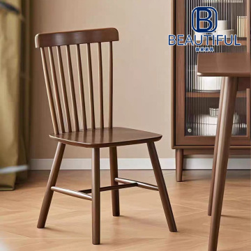 Silla elegante con respaldo de madera de caucho