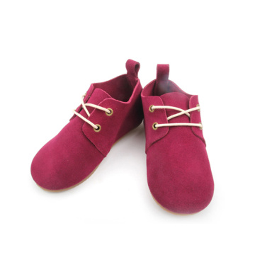 Zapatos rojos de suela dura para niños