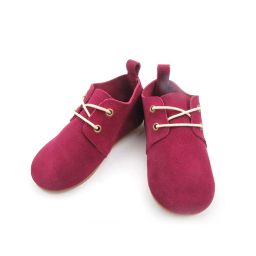 Zapatos rojos de suela dura para niños