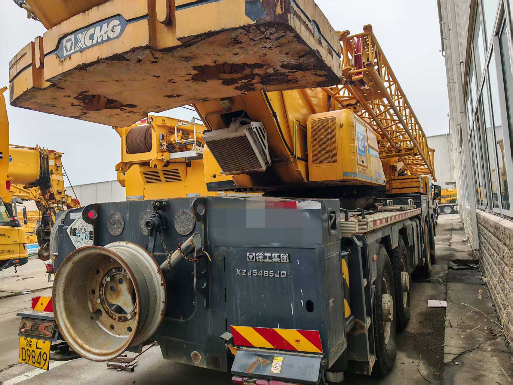 Rear-view-of-used-truck-mounted-crane-XCT80L6