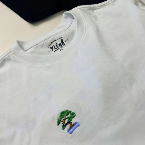 T-shirt de ícone de árvore de desenhos animados masculina com colarinho com nervuras