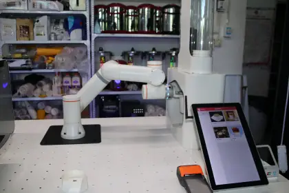 Robot Coffee Vending Machine: Latte and Drinks Kiosk