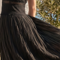 Schwarzes Maxikleid mit V-Ausschnitt und Spitzenbesatz