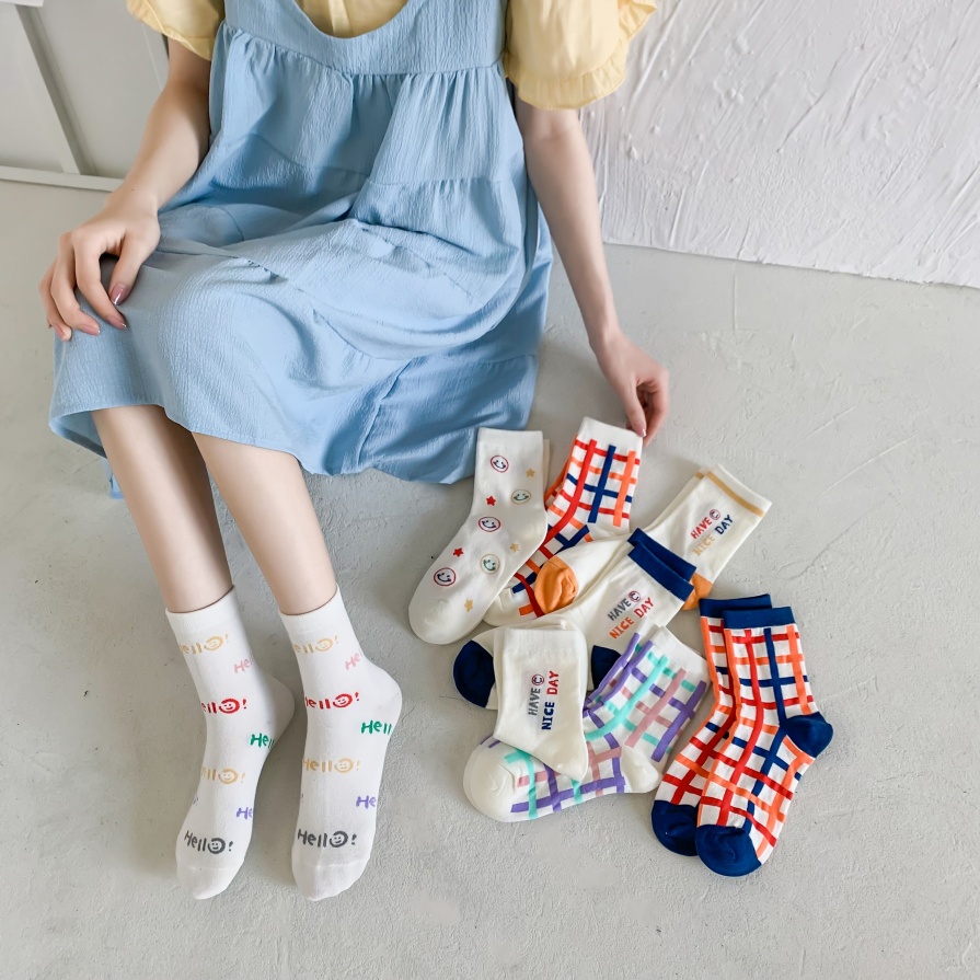 Masigasig na medyas ng mid-calf na may nakangiting pattern ng mukha