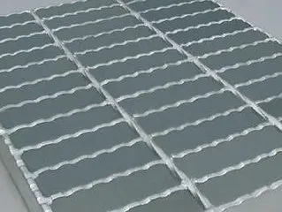 Serrated steel grating