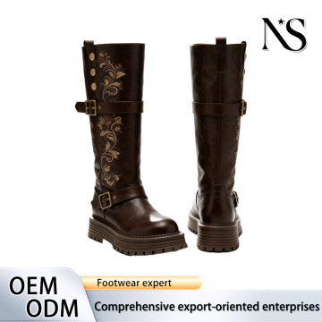 Botas moteras marrones con bordado floral vintage