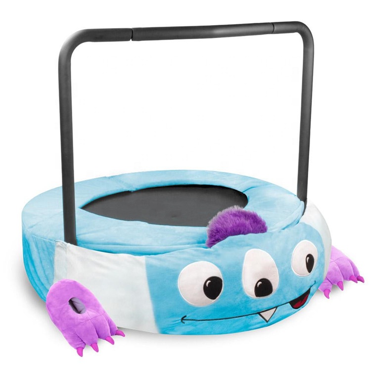 Monster-Jumper Kinder, die Mini-Trampolin zum Springen falten