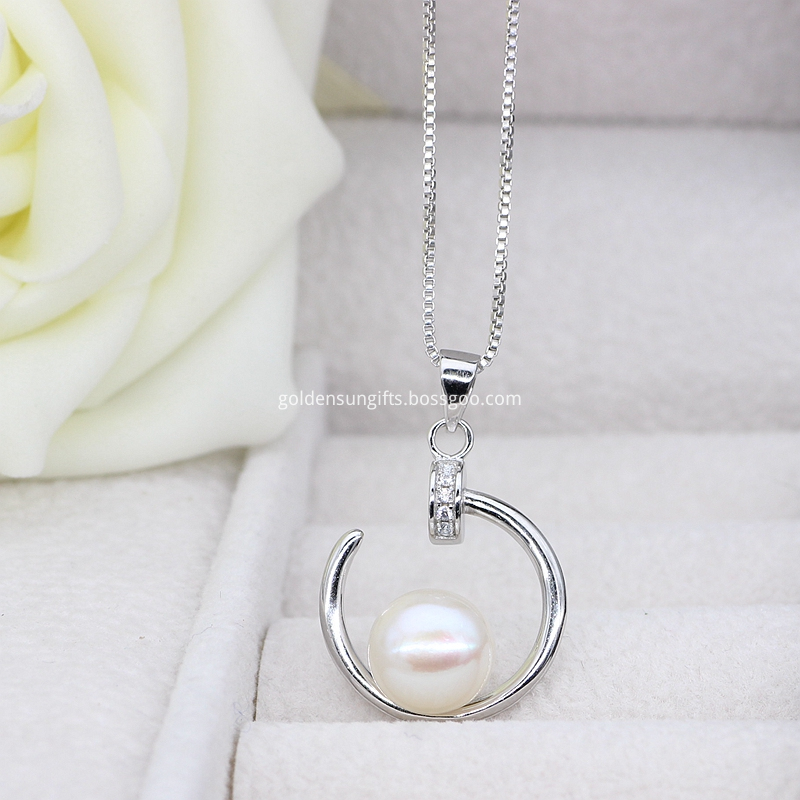 White Pearl Pendant 