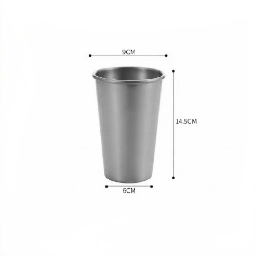 Ein Becher aus Edelstahl