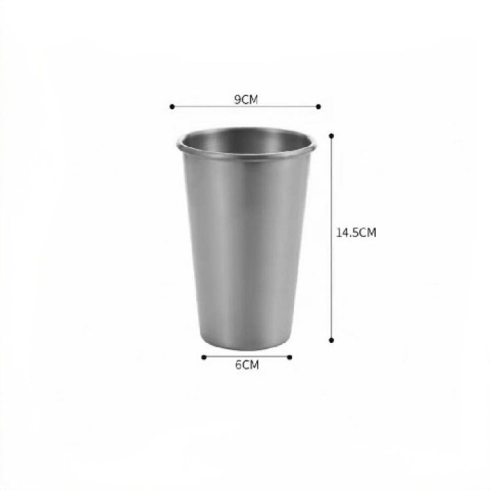 Ein Becher aus Edelstahl