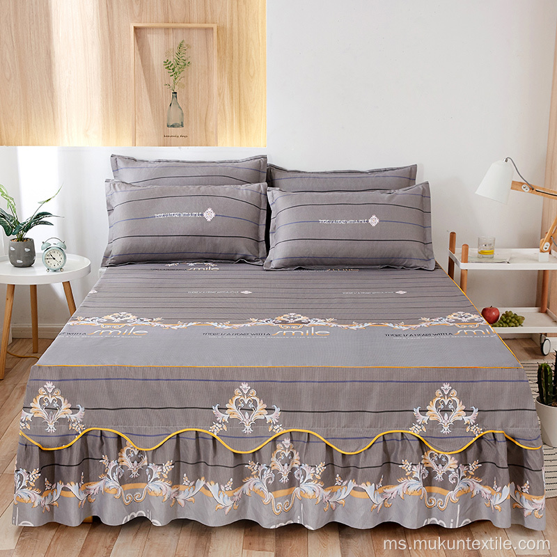 Bedskirts ditetapkan dengan renda yang sepadan dengan katil rok bedspread