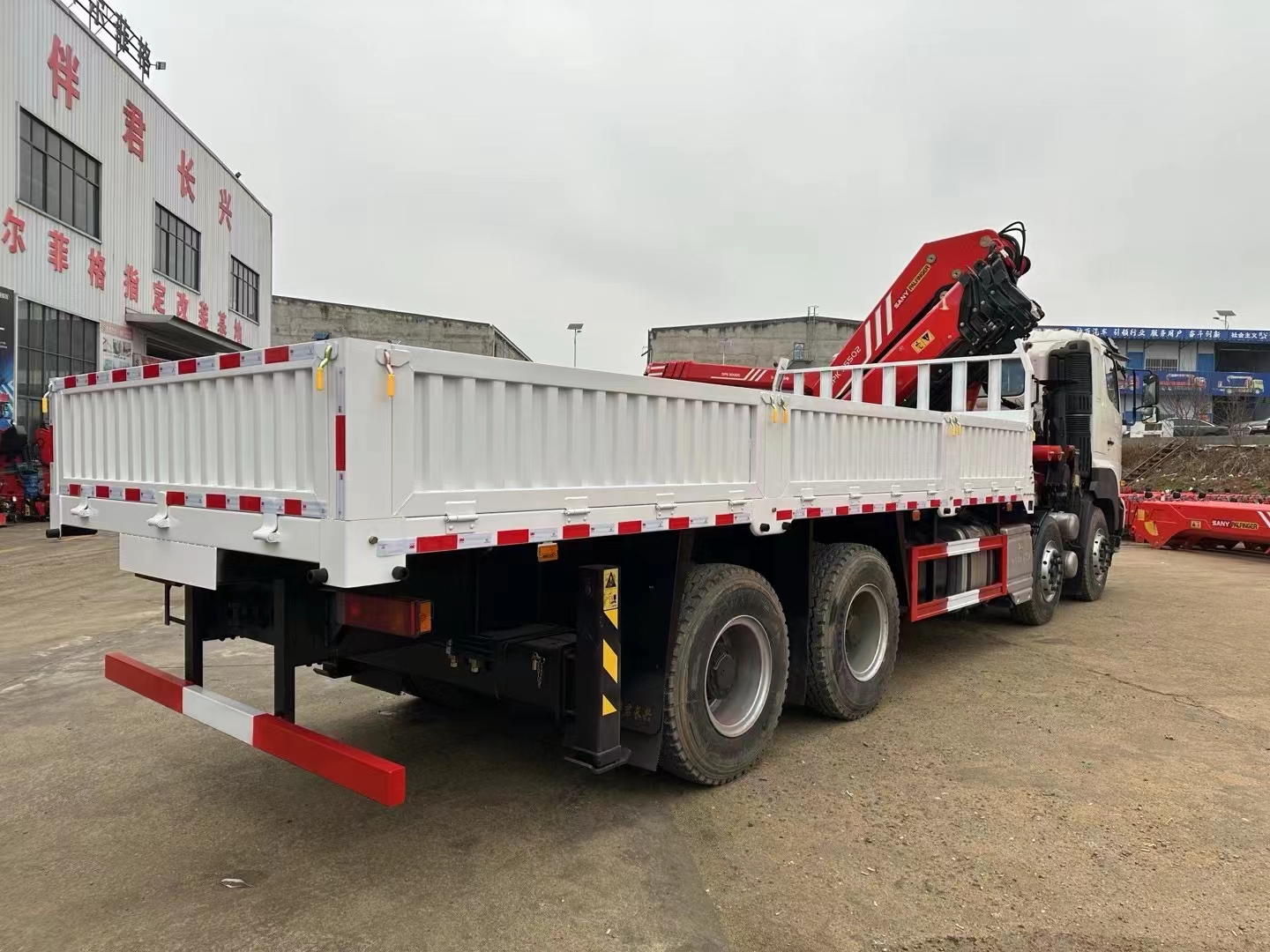 HOWO brand 8X4 mounted XCMG crane