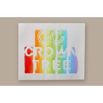 Plovoucí příze speciální technikou tkaný štítek