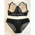 Ensemble soutien-gorge et culotte en dentelle à fermeture devant