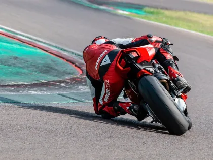 High end Du-cati Motorcycles v4 Racing motorcycle du-cati panigale  v4s