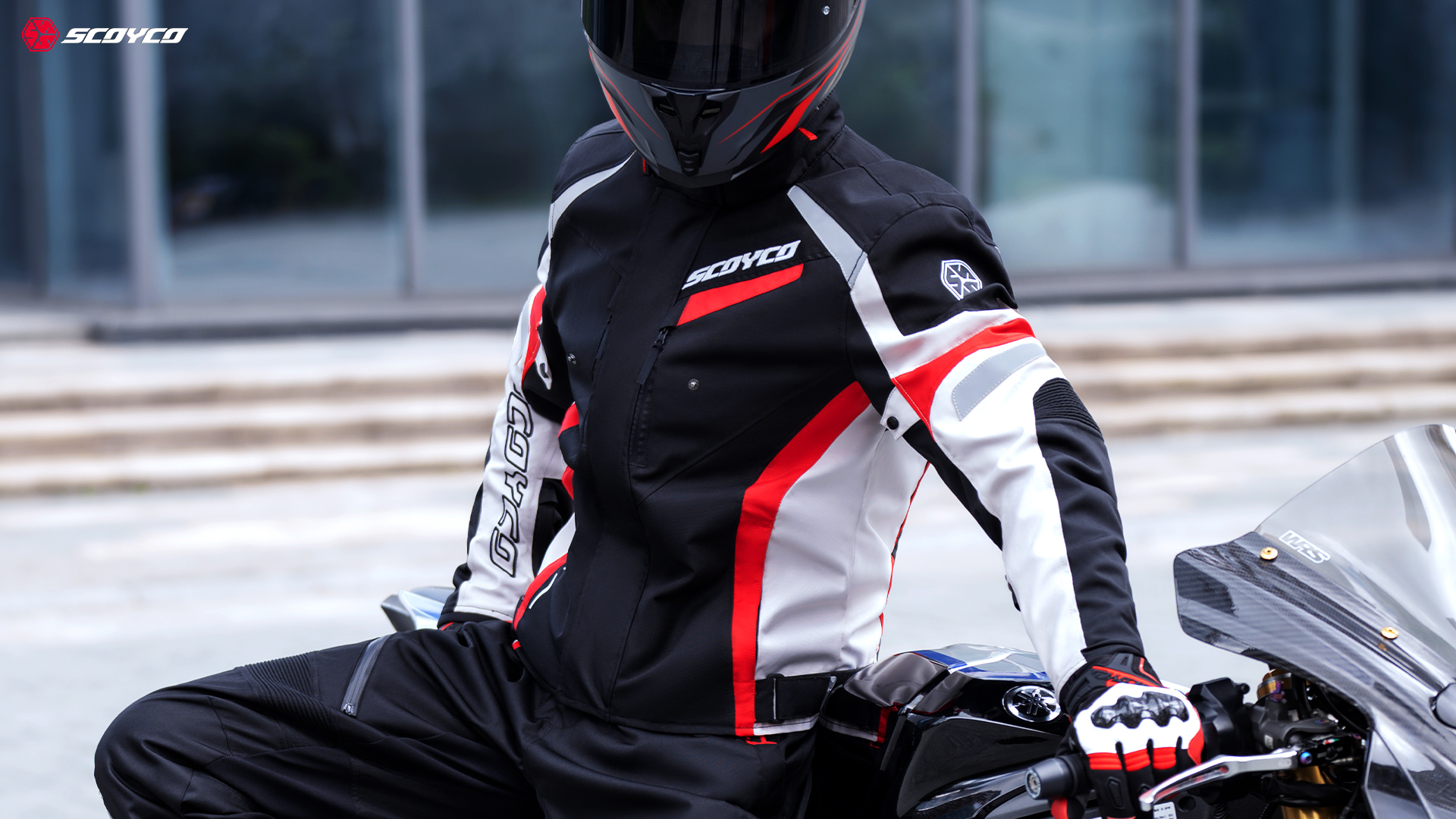 Motorcycle jacket with thermal liner