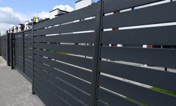 High-End Aluminum Garden Fencing: Anti-Climbing, Isolation, and Horizontal Slatted Design