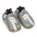 Zapatos de cuero suave del bebé del bordado animal
