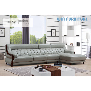 Современный светло-серый кожаный диван в гостиной