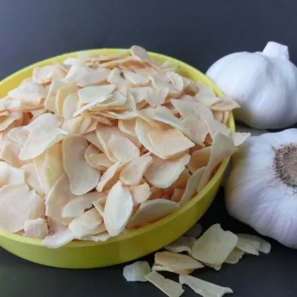 White dehydrated garlic flakes slices