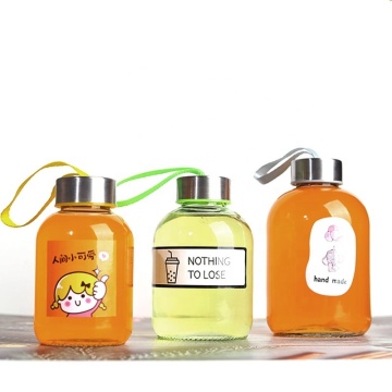 Bottiglia d'acqua di vetro senza grazia con infusore da tè