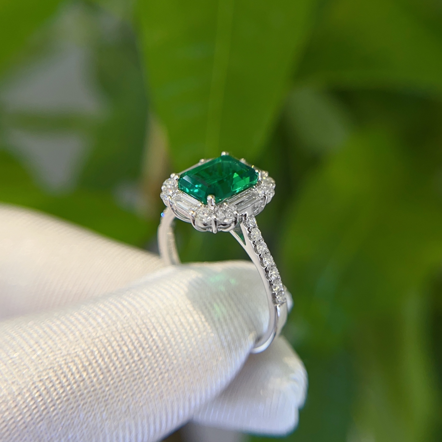 18K 화이트 골드 합성 다이아몬드 헤일로 세팅의 측면 프로필 높이