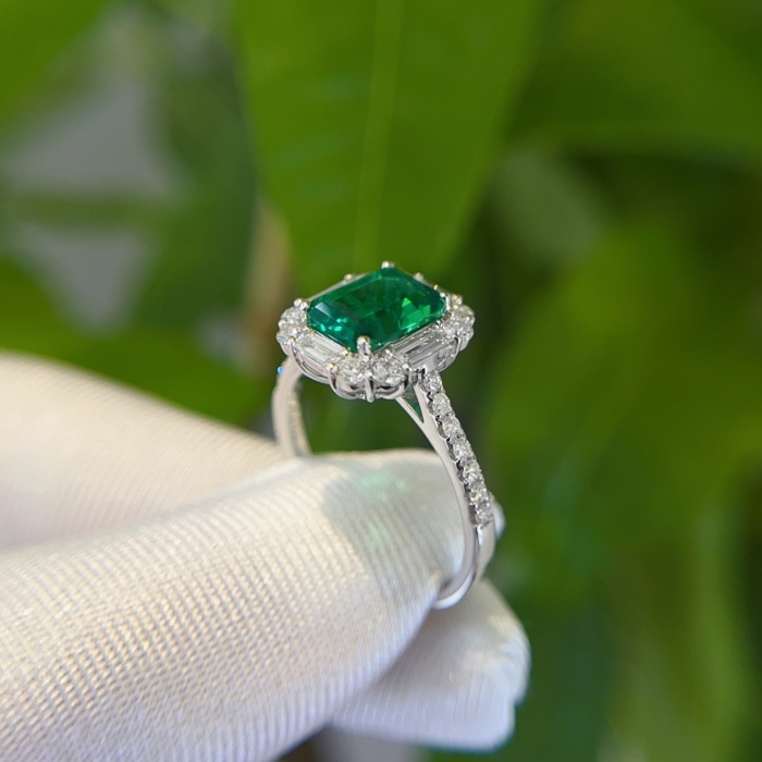 18K 실험실에서 자란 에메랄드 헤일로 약혼 반지