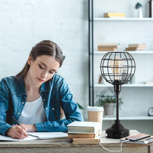 Pequeña lámpara de escritorio con jaula de metal vintage